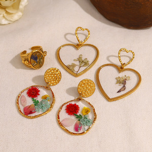 Boucles d'oreilles Huggie géométriques en forme de cœur avec fleurs séchées, style bohème, en acier inoxydable plaqué or 18 carats pour femme, Elodie, Anniversaire - Product Image 4