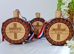 Bouteille à vin en bois croate, capacité 500 ml, design portable, personnalisable pour les mariages - Product Image 3