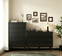 Commode contemporaine à 5 tiroirs en pin massif avec plateau sculpté et pieds noirs – Rangement polyvalent pour chambre, salon, appartement