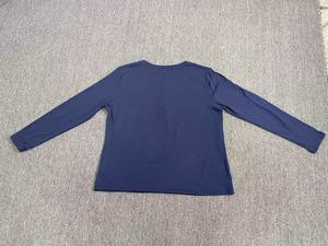 定制复古灵感海军蓝女式长袖亨利衬衫，印花 “WAAT <span class=keywords><strong>FAAK</strong></span> 1986摇滚更多” - Product Image 2