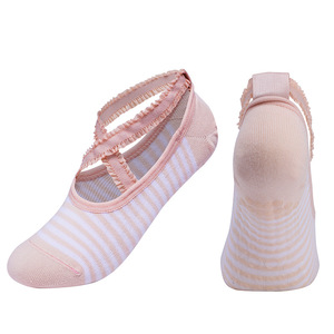 Chaussettes de danse féminines pour femmes, coupe courte, en coton peigné, antidérapantes avec points en silicone et détails élégants en dentelle - Product Image 5