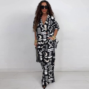 Costume imprimé noir et <span class=keywords><strong>blanc</strong></span> en gros, haut à manches courtes col en V, logo personnalisé, <span class=keywords><strong>pantalon</strong></span> droit ample, directement de l'usine - Product Image 5