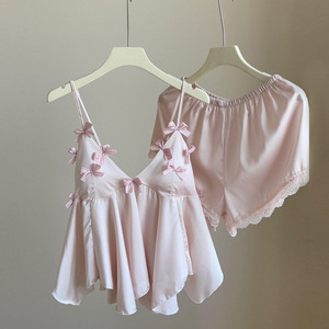 Conjunto de Pijama de Satén para Mujer, Camiseta y Pantalones Cortos, Decoración de Lazo 3D, Ribete de Encaje, Tirantes Ajustables, Ropa de Dormir Sexy y Linda para Verano - Product Image 1