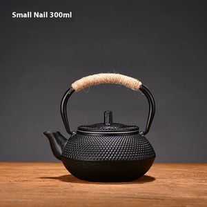 Flamme nue chauffage vieux pot <span class=keywords><strong>en</strong></span> fer théière <span class=keywords><strong>en</strong></span> <span class=keywords><strong>fonte</strong></span> extérieur bouillant charbon de bois <span class=keywords><strong>feu</strong></span> bouilloire poêle à bois thé services <span class=keywords><strong>en</strong></span> <span class=keywords><strong>fonte</strong></span> - Product Image 6