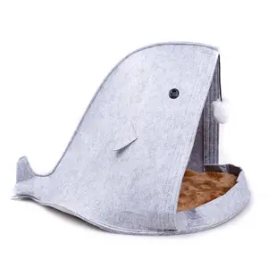 新しいデザインプレミアム耐久性フェルトサメの形をしたペットの犬猫の家キャタリーペットの巣とハンギングボール