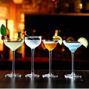 Ensemble de verres <span class=keywords><strong>à</strong></span> cocktail créatifs avec support en métal en forme de cerf, coupe <span class=keywords><strong>à</strong></span> martini <span class=keywords><strong>à</strong></span> <span class=keywords><strong>pied</strong></span> ondulé pour la gastronomie moléculaire et les bars - Product Image 3