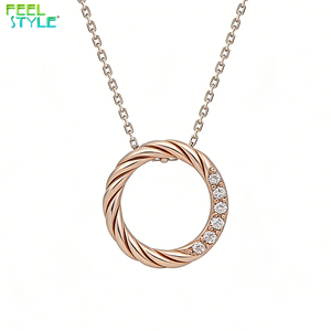 Collar con Colgante de Anillo del Destino, Diseño Cruzado Personalizado con Incrustaciones de Circonita Cúbica, Chapado en Oro de 18K PVD - Product Image 5