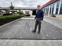 Tapis de protection du sol en PE haute résistance - Capacité de charge de 150 tonnes, résistant aux UV, épaisseur de 25 à 40 mm pour la construction et les événements