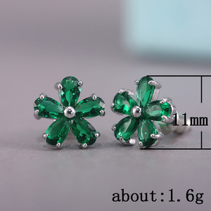 Orecchini a lobo con zirconi a forma di mini fiore, eleganti gioielli per studentesse e donne. - Product Image 3