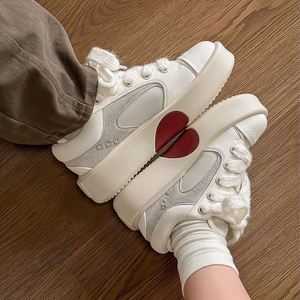 Chaussures tendance pour couples, baskets décontractées polyvalentes à semelle épaisse et rehaussante, modèle Koala Gray Niche Heart Board Shoes, blanches - Product Image 5
