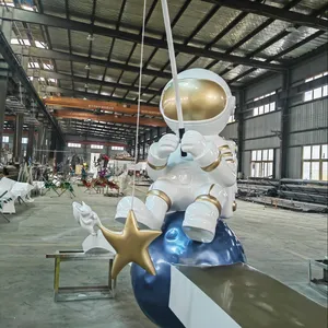 Op Maat Gemaakte Glasvezel Hars Schattig Astronaut Standbeeld Voor Huisdecoratie Spaceman Outdoor Sculptuur