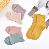 Chaussettes décontractées en coton pur tricotées avec logo, longueur ras du cou, absorbantes, polyvalentes, couleur bonbon, style preppy pour femme, collection automne-hiver