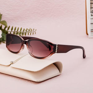 Lunettes de soleil carrées de style européen pour femmes, monture en PC, protection UV400 avec étui, modèle Fy 99201 - Product Image 1