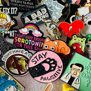Badges magnétiques, broches et épingles personnalisés en émail, en métal, avec motifs Golf, Cowboy, Anime, Croix, Logos de casquettes de sport et Chapeaux mexicains - Product Image 6