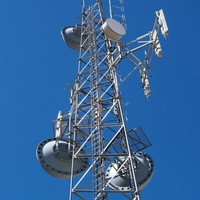 Torre de Enlace por Microondas Multifuncional para Redes de Distribución de Señales de Televisión Digital e Internet de Banda Ancha