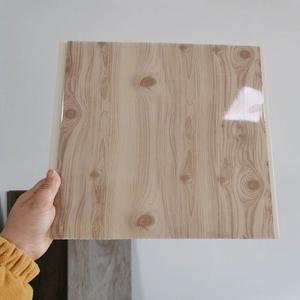 <span class=keywords><strong>Plafond</strong></span> décoratif de PVC d'estampillage à chaud de <span class=keywords><strong>prix</strong></span> usine et panneau de mur de PVC - Product Image 3