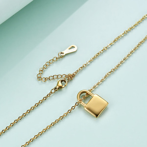 Collier double couche en acier inoxydable plaqué or 18 carats avec pendentif cadenas au design géométrique, idéal pour un cadeau décontracté - Product Image 3