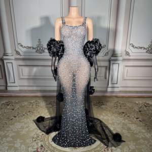 فستان سهرة شفاف مزين بالكريستال اللامع من ZD مع قفازات سوداء مزخرفة بالورود لحفلات الرسمية - Product Image 3