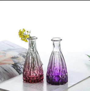 Difusor <span class=keywords><strong>de</strong></span> Aromas en Botella <span class=keywords><strong>de</strong></span> Vidrio <span class=keywords><strong>con</strong></span> Diseño Creativo y Boca Pequeña, Color Degradado en Morado, Amarillo, Rojo, Azul y Negro - Product Image 1