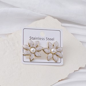 Orecchini a Perno da Donna alla Moda con Fiore a Goccia e Perle, Placcati, in Acciaio Inossidabile, Gioielli di Moda - Product Image 4