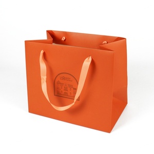 Sacs en papier recyclé écologiques de luxe Crown Win avec poignées pour l'emballage de vêtements et de chaussures, imperméables, résistants, protecteurs, cadeaux - Product Image 3