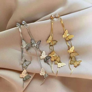 Boucles d'oreilles pendantes papillon plaqué or vintage délicates, tendance pour femme, avec aiguilles en argent et pampilles multicouches, idéales pour les soirées - Product Image 1