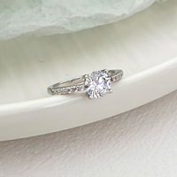 Bague de fiançailles solitaire élégante et luxueuse en zircon créé en laboratoire, avec bande sertie de zircons, en argent sterling, pour cadeau
