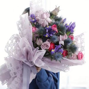 กระดาษห่อดอกไม้ลายหัวใจเล็กๆ สำหรับวันแม่ กระดาษเกาหลีหนาเคลือบ PE สองด้าน กันน้ำ ของขวัญสำหรับคุณแม่ - Product Image 1