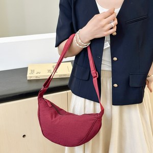 กระเป๋าผ้าแคนวาสผู้หญิงสีพื้นสไตล์เกาหลีรุ่นใหม่ ขายส่ง ดีไซน์สะพายไหล่เดียวหรือสะพายข้าง ความจุเยอะ กันน้ำ - Product Image 1
