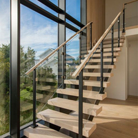 Design contemporain d'escalier en fer forgé pour escalier extérieur en marbre, design de garde-corps en métal, main courante en acier