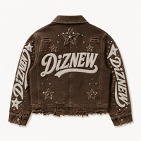 DiZNEW Giacca in Denim Personalizzata da Uomo con Patch in Ciniglia, Decorazioni con Borchie, Lavaggio Effetto Fango, Motivo a Stelle, Stile Trucker, Certificata BSCI