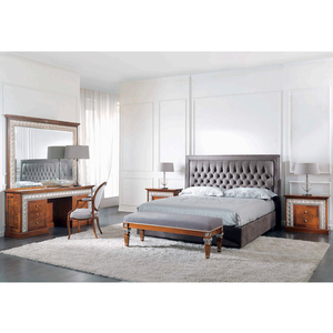 Set Camera da <span class=keywords><strong>Letto</strong></span> Classico con <span class=keywords><strong>Testiera</strong></span> in Velluto Grigio Trapuntato, <span class=keywords><strong>Letto</strong></span> Matrimoniale con Inserti in Argento, Comodini Abbinati - Product Image 1