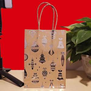Bolsas de Regalo de Papel Kraft de Lujo Ecológicas Personalizadas Premium con Asas, Estampado en Caliente para Navidad, Estilo Nuevo - Product Image 6
