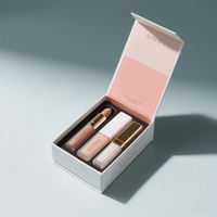 Boîte cosmétique de luxe personnalisée rose en carton recyclable avec fentes, gaufrage et doublure en éponge pour crème visage, vernis à ongles et produits essentiels