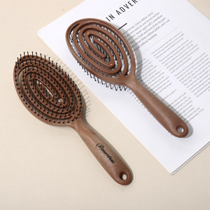 Cepillo para Desenredar el Cabello con Mango de Plástico Color Café, Cerdas de Nailon y Forma Ovalada - Product Image 1