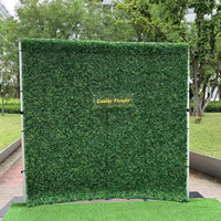 Vente en gros Milan herbe murale décorative plante artificielle toile de fond en plastique pour les événements de mariage amélioration du lieu de mariage