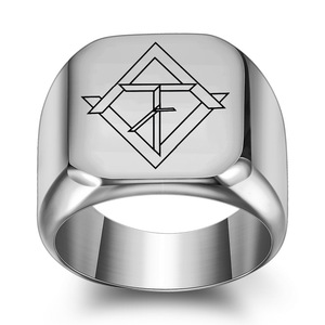 Anillo Geométrico Cuadrado de Acero Inoxidable de 18 mm con Diseño de Cubo Grabado con Láser para Hombre, Uso Diario - Product Image 3