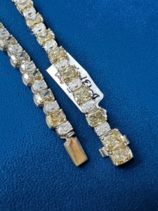 Chaîne de tennis en argent sterling 925 avec diamant Moissanite jaune et incolore de style célébrité la plus vendue disponible au prix d'usine - Product Image 4