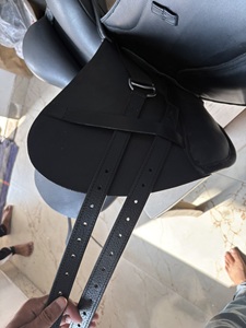 Silla de Doma Sintética Negra de Alta Calidad, Tipo Inglés, con Cincha y Estribos - Product Image 3