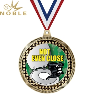 Médaille d'escrime unique noble avec masque d'escrimeur 3D Épées croisées Bordure à motifs rouges Prix en métal fabriqué pour les compétitions d'escrime - Product Image 4