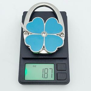 Colgador de Bolsos Plegable con Diseño de Trébol de Cuatro Hojas, Gancho de Mesa para Bolsos, Soporte de Terciopelo para Bolsos, Ideal para Bodas y Cumpleaños - Product Image 4