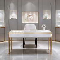 Bureau de consultation VIP de luxe asymétrique en marbre noir avec cadre doré, vitrine à bijoux en verre, aménagement de boutique, table de réception