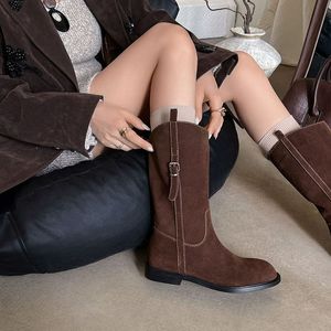 Les talons hauts unisexes fabriqués en Chine pour l'automne et l'hiver se vendent bien. Chaussures de créateur confortables haut de gamme avec empeigne en cuir de vache - Product Image 4