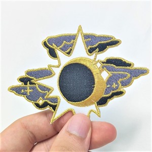 Produttore di alta qualità No MOQ cucire su ferro su toppe da ricamo personalizzate <span class=keywords><strong>con</strong></span> filo metallico <span class=keywords><strong>argento</strong></span> dorato <span class=keywords><strong>con</strong></span> bordo Merrow - Product Image 5