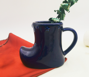 Tasses en céramique au design de bottes de Noël, vaisselle brillante rouge et bleue pour cadeaux de Noël - Product Image 3