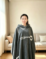 Couverture à capuche en flanelle épaisse et sherpa, motif personnalisable, idéale pour regarder la télévision ou comme pyjama.