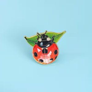 Pin de solapa de metal esmaltado con diseño de mariquita de siete puntos y hoja, estilo moderno y lindo, insignia de insecto - Product Image 3