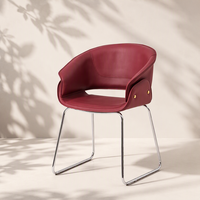 Chaise d'appoint à dossier incurvé avec poche latérale et clous dorés, base en métal, chaise de salle à manger moderne rembourrée rouge
