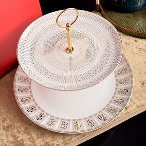 Soporte de pastel de cerámica de 2 niveles con patrón geométrico de lujo, bandeja de postres de porcelana con borde dorado y caja de regalo para el té de la tarde. - Product Image 2