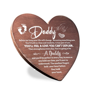 Placa de madera de pie en forma de corazón Regalo de bebé para papá Regalo del Día del Padre Anuncio de embarazo - Product Image 6
